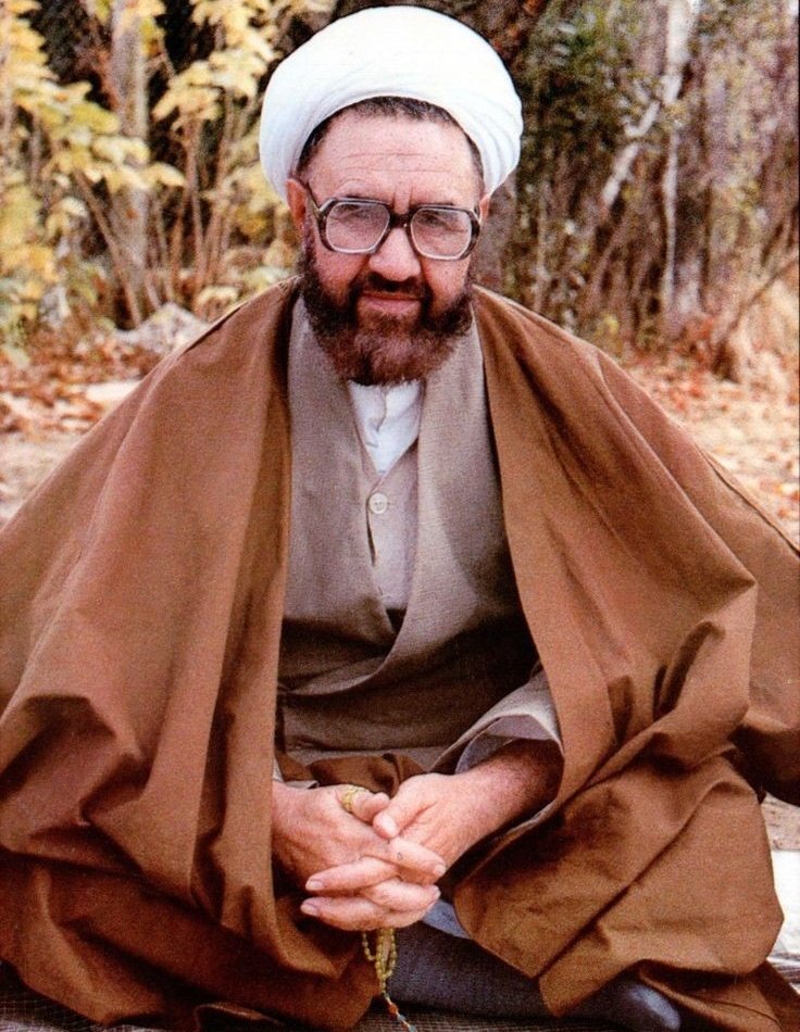 چه کسی گفته با یک انفجار در عالم ماده، 
میتوان دانشمندی را از ملتی گرفت؟
شایعه ای بیش نیست...
استاد مرتضی مطهری از روز قلم به دست گرفتن، 
شهید شده بود و از لحظه شهادتش،
 جاودانگی یافت...
 سلام بر او که مرز اتصال دهنده اش،
 تا خدا فقط قلم بود و اندیشه...!
#حکمت_مطهر