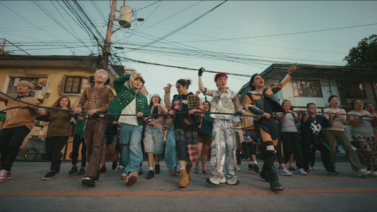 aurea_lune's tweet photo. Tbh pwede naman kasing bashers lang talaga yung concept ng Dungka dba. But #SB19 being SB19, they always have a bigger story to tell.

Dungka! is about the everyday Pinoy asserting their place in society. A 🧵 on the MV’s narrative from a sociopolitical pov:

@SB19Official https://t.co/GhxCuUyX2H