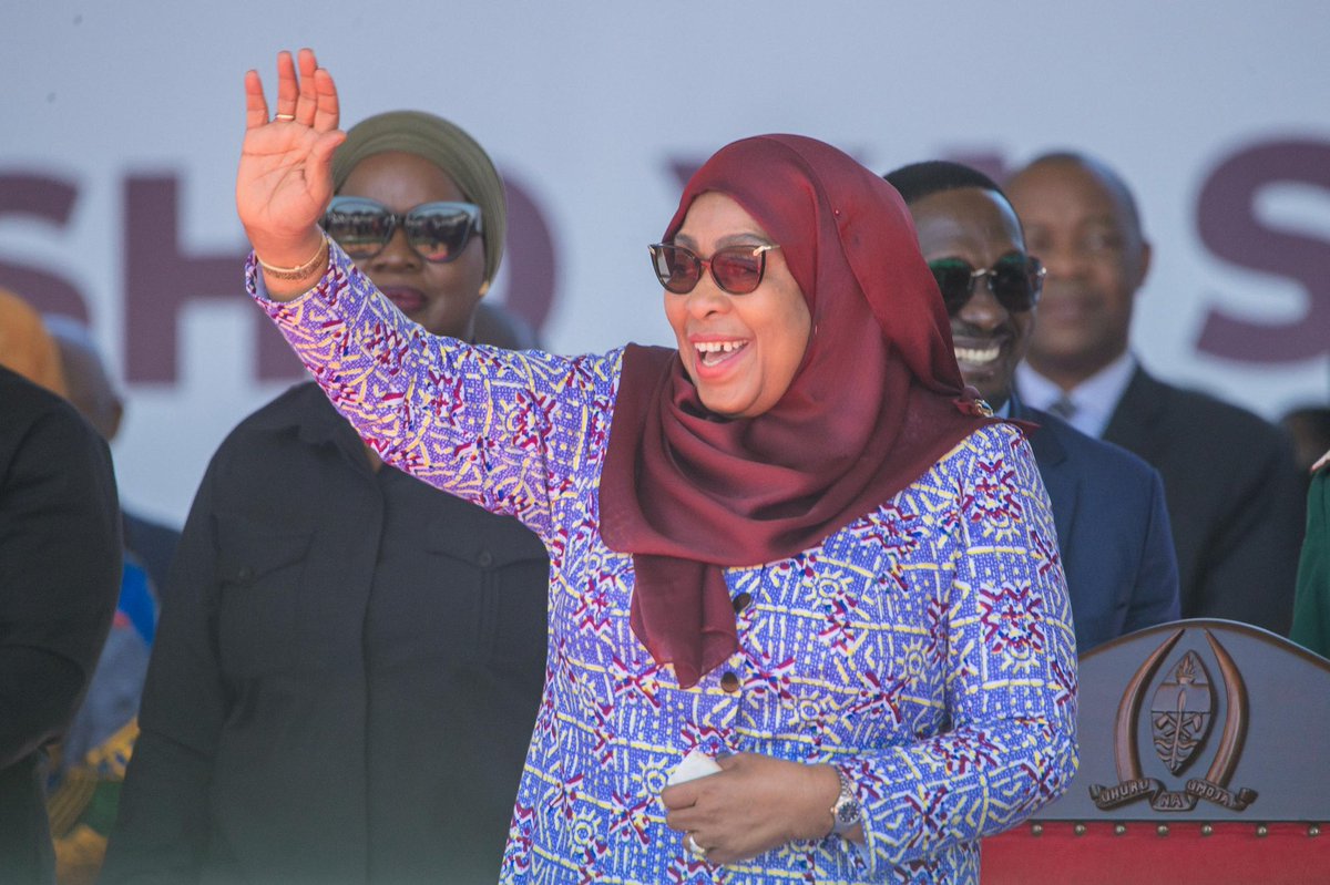 Kheri ya Siku ya Wafanyakazi Duniani (Mei Mosi) kwetu sote. Nimefurahi kutumia sehemu ya siku hii na wananchi na wafanyakazi mkoani Singida, ambapo pia nimetangaza uamuzi muhimu wa Serikali kuongeza kima cha chini cha mshahara kwa watumishi wa umma kwa asilimia 35.1. 

Uamuzi huu