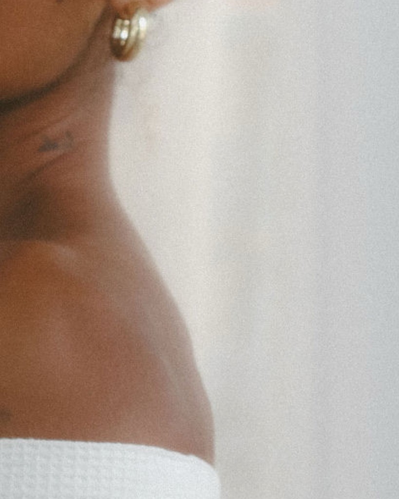 Olabonitaco's tweet photo. Self-care, anywhere.
Even if it’s just you, a bathrobe, and a moment to breathe.

Because skincare isn’t just routine —
It’s a return to yourself.

Shop our collection: https://t.co/rb5qgfth2V

#OlaBonitaSkincare #SelfCareAnywhere #RomanticRituals #QuietLuxury #GlowWithIntention https://t.co/aeeEtbtLXx