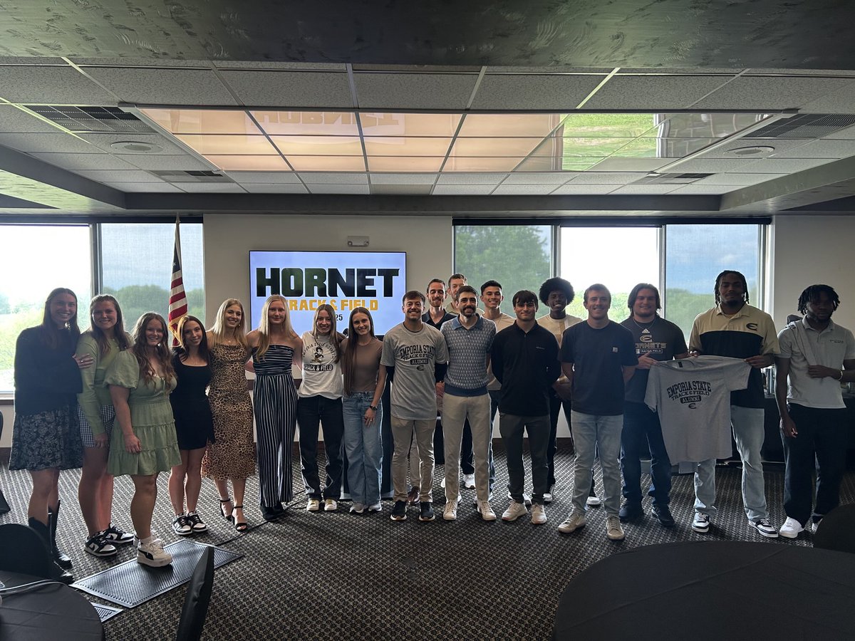 Enjoyed a team meal together before MIAA and celebrating these seniors and all they have done for ESU Track &amp; Field! 

#StingersUp