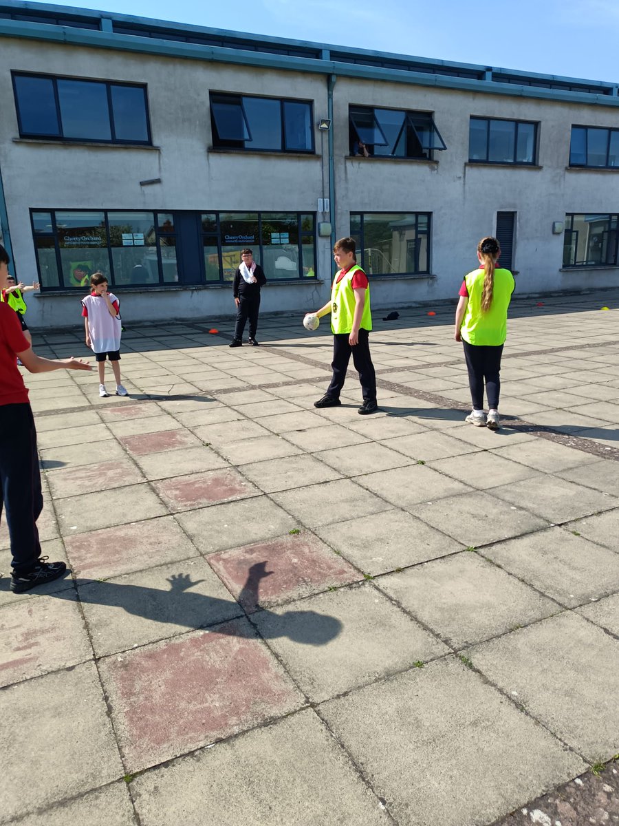 CherryOrchardEq's tweet image. Handball in our new goals yesterday. Jr drop in loving the great weather and getting active.
#ilovecherryorchard #springtimefun #COYouthservice