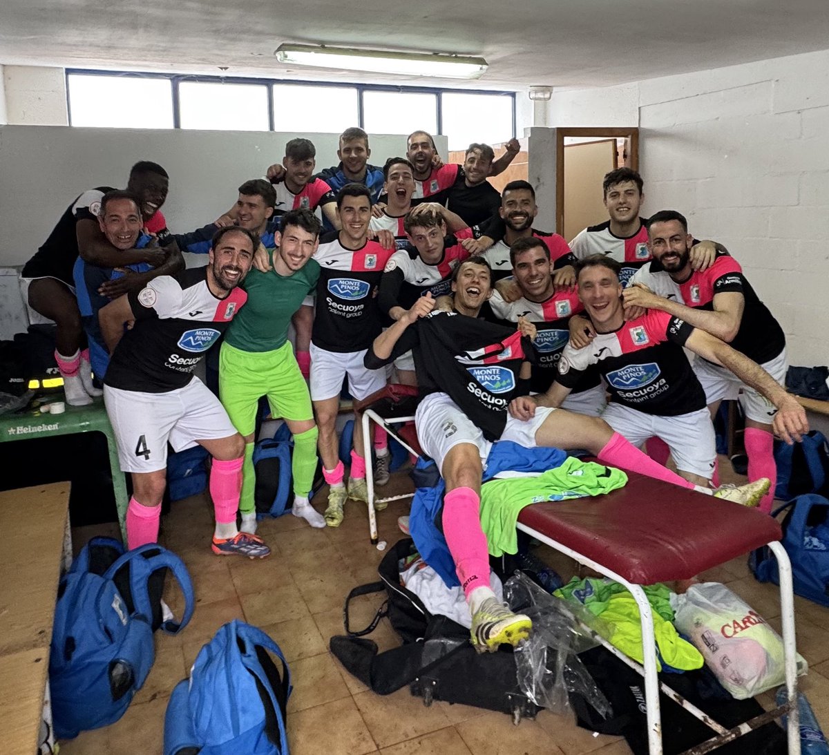 SDAlmazanoficia's tweet photo. ⚽️ FIN DEL PARTIDO ⚽️

@CDMojados 0-1 SDAlmazan

VICTOOOOOORIAAAAAA!!!IMPORTANTISIMAAAA!!!

Ganamos y nos quedamos a 6 puntos del descenso, nos falta un punto para la permanencia a falta de dos partidos, próximo domingo jugamos contra @cfbriviesca en la Arboleda

💙🤍Vamos SD🤍💙 https://t.co/pgl40iV2BG