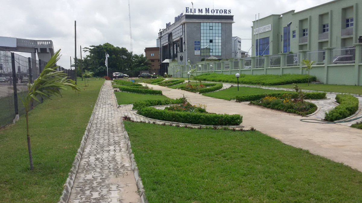 ROSAABInfo's tweet photo. #ThrowbackThursday Garment care beautification project which involved the construction of reinforced concrete slabs to cover wide drains and creation of the kerbs and pathways.

Check out the signage created from hedge plants 👍 

#landscaping
#landscaper
#landscaperinlagos https://t.co/IT1YYOjFLZ