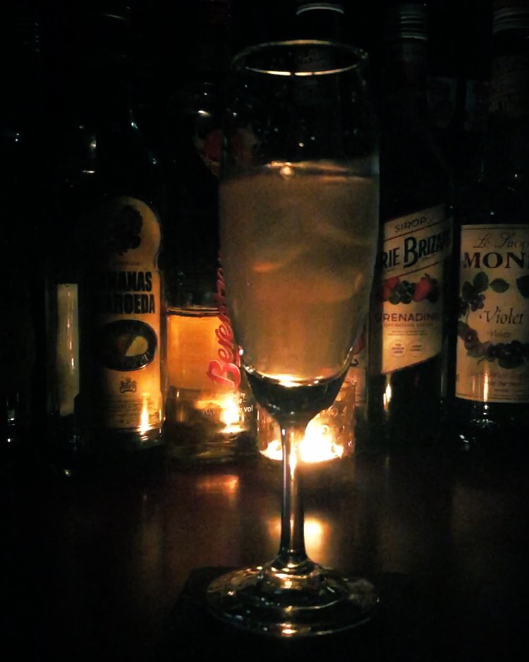 先週は久しぶりにフラッパーで、
たくさんのカクテルを堪能できた🍸
照明が壊れてしまってから、店内の雰囲気が、より一層暗くなってしまったけど、そのお陰でより一層、カクテルの雰囲気が際立ってる感じがした