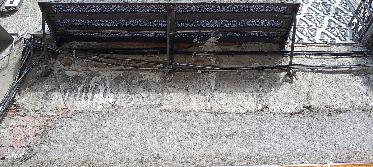 CreandoOceanos's tweet photo. @Codolhab @museoes Se puede ver perfectamente! Está en la calle Carretas, justo al principio, nada más coger la calle desde Sol hasta Jacinto Benavente, a la izquierda. Hay un banco enfrente para poder sentarse. El edificio está hecho una pena, pero es precioso. https://t.co/mEcpNCmOek