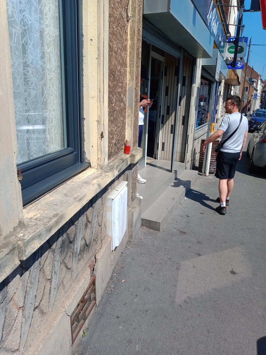 Crachat, Mégots, urine, graffiti, odeurs de Beu, boissons, cafés, cigarettes sur le rebord de fenêtre, intimidation....
 C'est comme ça que l'ont gère les choses à Hénin Mr <a href="/SteeveBriois/">Steeve Briois</a> ? 
Plainte✅Municipaux ✅Police ✅ Equipe com. De la mairie ✅
Tous les jours depuis 3 ans 👍