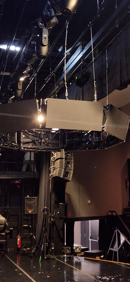 cavalcanti_bc's tweet image. When I was very young... #celebrariontour #1year #omercadordeveneza #santoandré