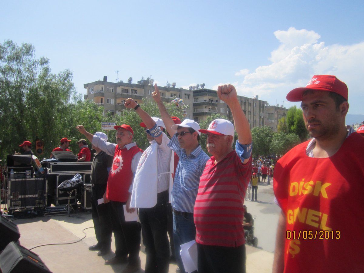 1 Mayıs 2013, Antakya.
Mithat Can kürsüde, yumruğu havada…
Emekten, adaletten, insanca yaşamdan yana sesini yükseltiyor.