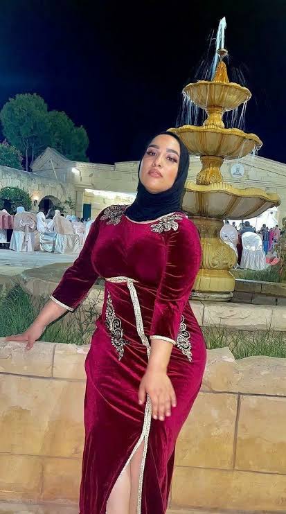 هجرتك يمكن انسى هواك واودع قلبك القاسي

وقلت اقدر في يوم اسلاك وافضي م الهوى كاسي

لقيت روحي في عز جفاك بافكر فيك وانا ناسي

غصبت روحي على الهجران وانت هواك يجري ف دمي

وفضلت افكر في النسيان لما بقى النسيان همي