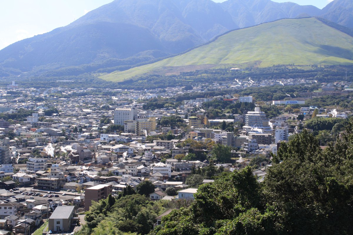 【大分県別府市】
戦国時代や江戸時代の別府に、殿様がいた訳ではないですが、#鉄輪温泉(かんなわ♨)の高台に #貴船城(きふねじょう)というお城🏯があります。
平安時代末期の源為朝ゆかりの砦をイメージして、昭和32年に造られました。
お城からは、別府湾や別府の街並みなどの絶景が堪能できます😃