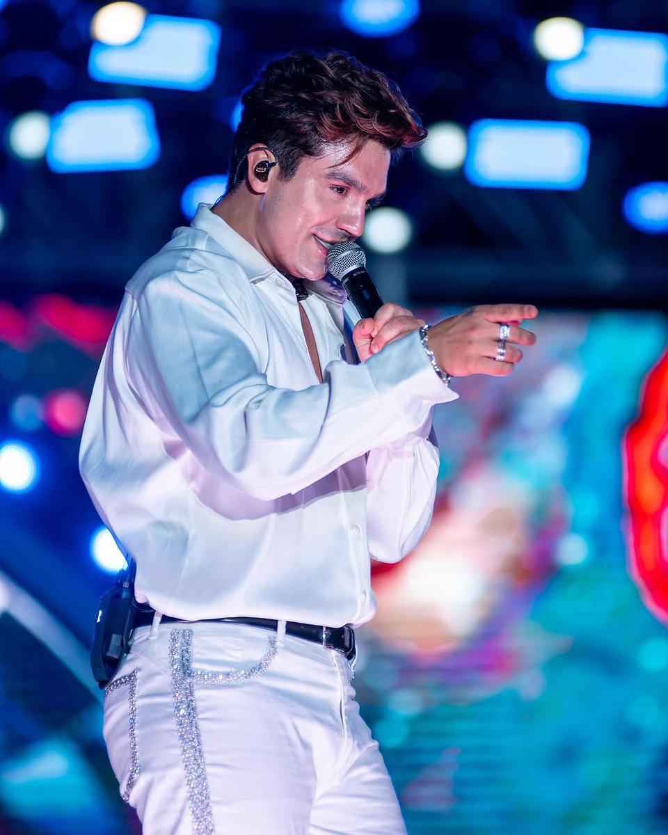 Ele todo de branco maravilhoso demais 😍😍😍😍