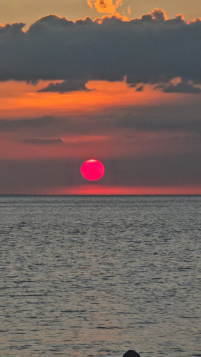 maneuI's tweet photo. the sunset today @ the beach was beautiful 🫶🏻 https://t.co/y14NwowuFe