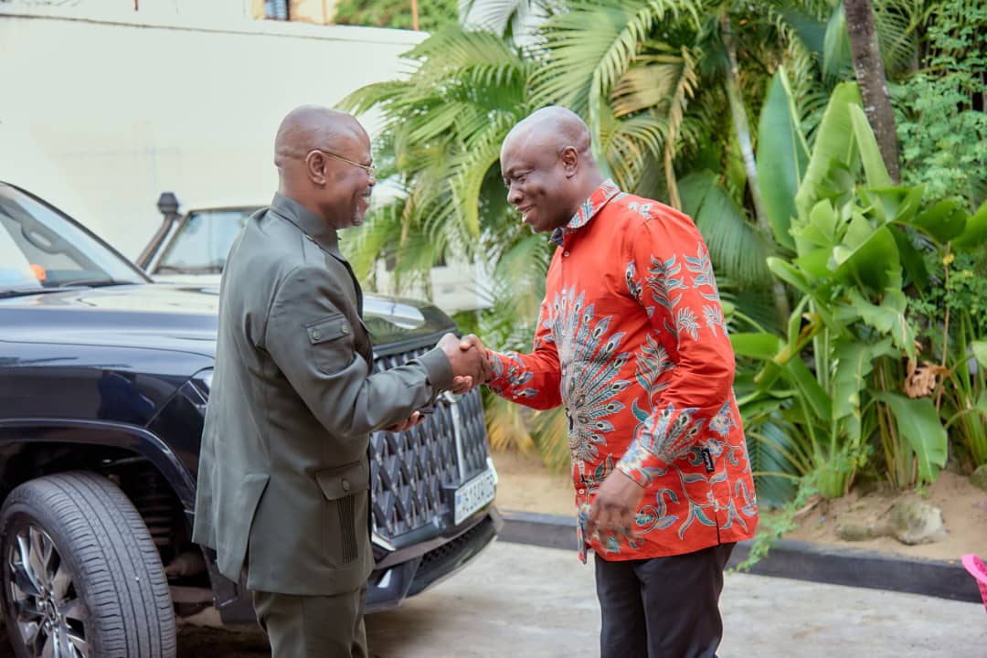 🟦 Le mercredi 30 avril 2025 restera marqué par la rencontre entre l’Honorable Secrétaire Général et Président par intérim de l’UDPS/TSHISEKEDI, ainsi que Son Excellence le Vice-Premier Ministre en charge de la Défense, Maître Guy KABOMBO MWADIAMVITA. Ce dernier s’est déplacé à
