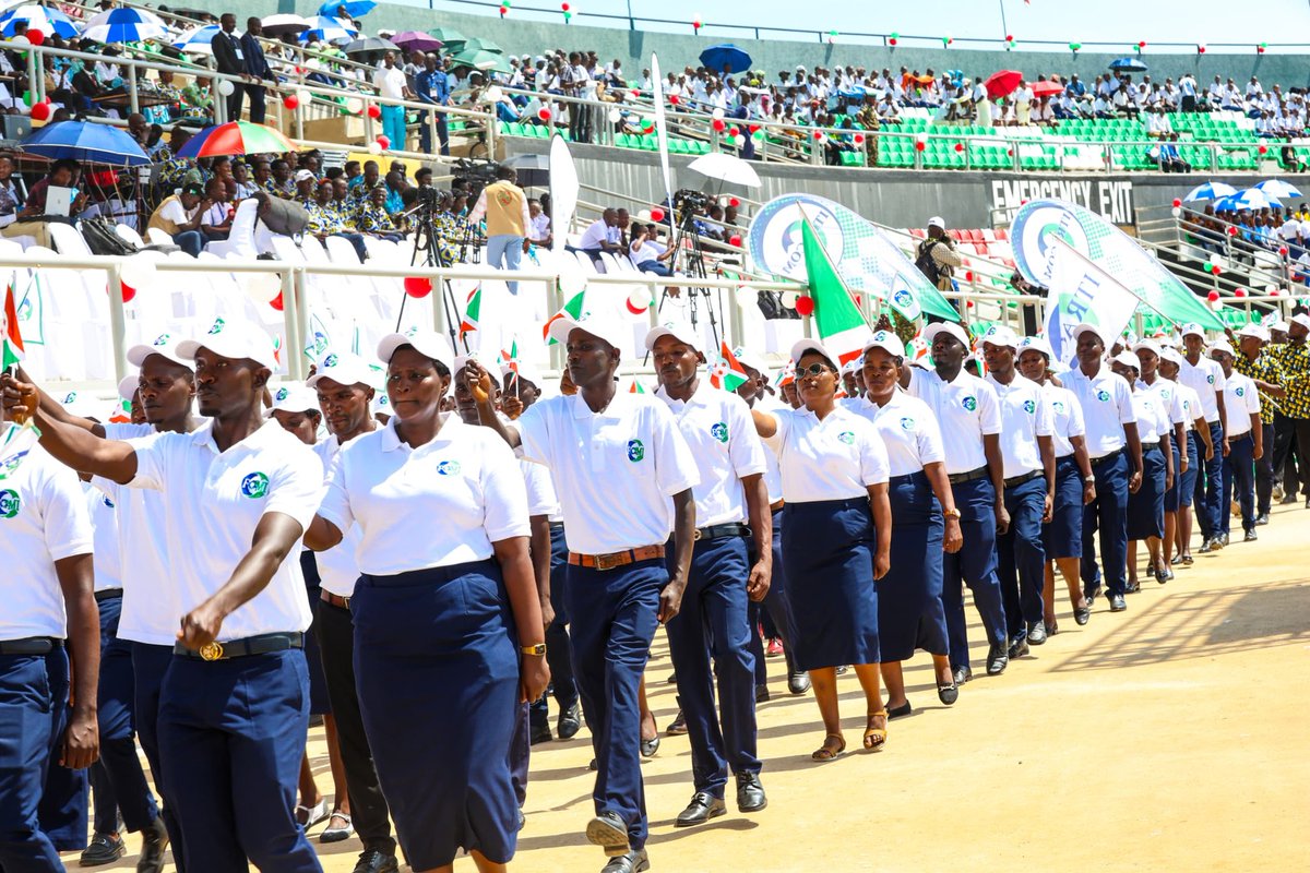 Ihinguriro ry'Intabire nziza #FOMI riripfurije Umusi Mukuru mwiza abakozi bose canecane abarimyi.
Twiyemeje gukora tutiziganya ngo dushitse ihangiro ry'Uburundi buteye imbere mu mwaka w'2060.