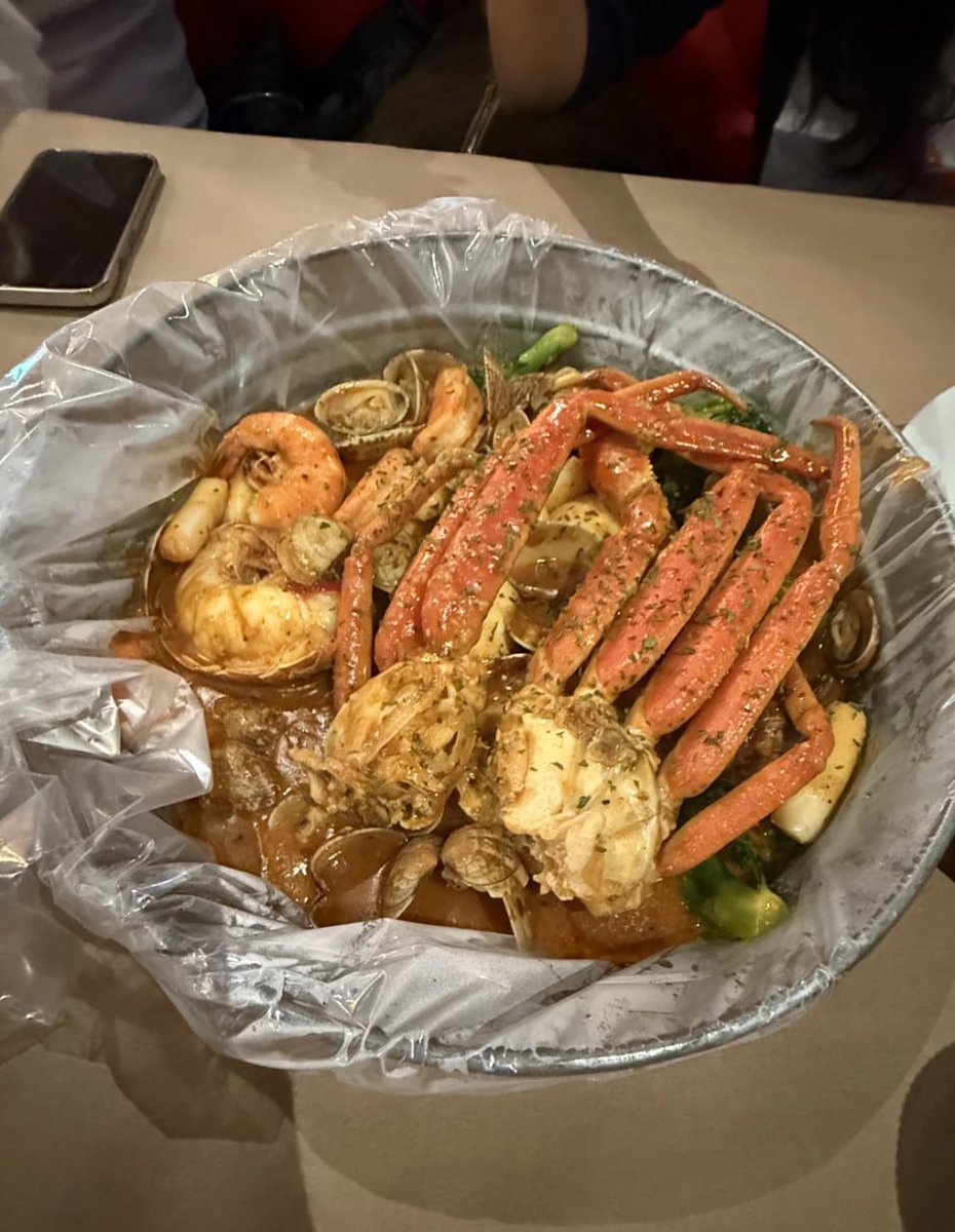 シーフードのご馳走！🦀🍤 旨味たっぷりのカニ、エビ、美味しいソースで幸せが溢れる！😋 一緒に美味しさを楽しもう！✨