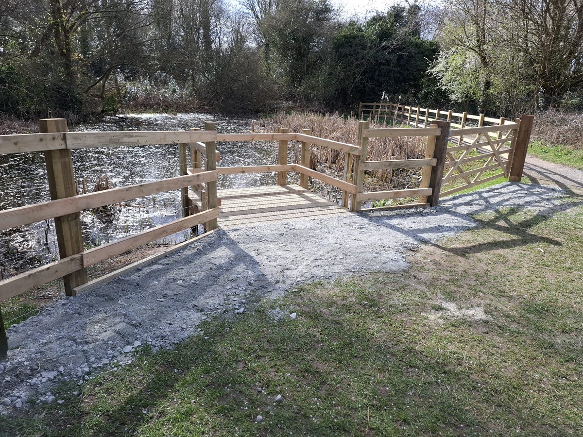 GreenwaysProj's tweet image. The finished fencing and pond dipping platform at The Dales Local Nature Reserve in north-west Ipswich. Thanks to funding from @suffolkcc . A newly surfaced pathway has also helped to improve access around this wonderful hidden gem. @IpswichGov #volunteers