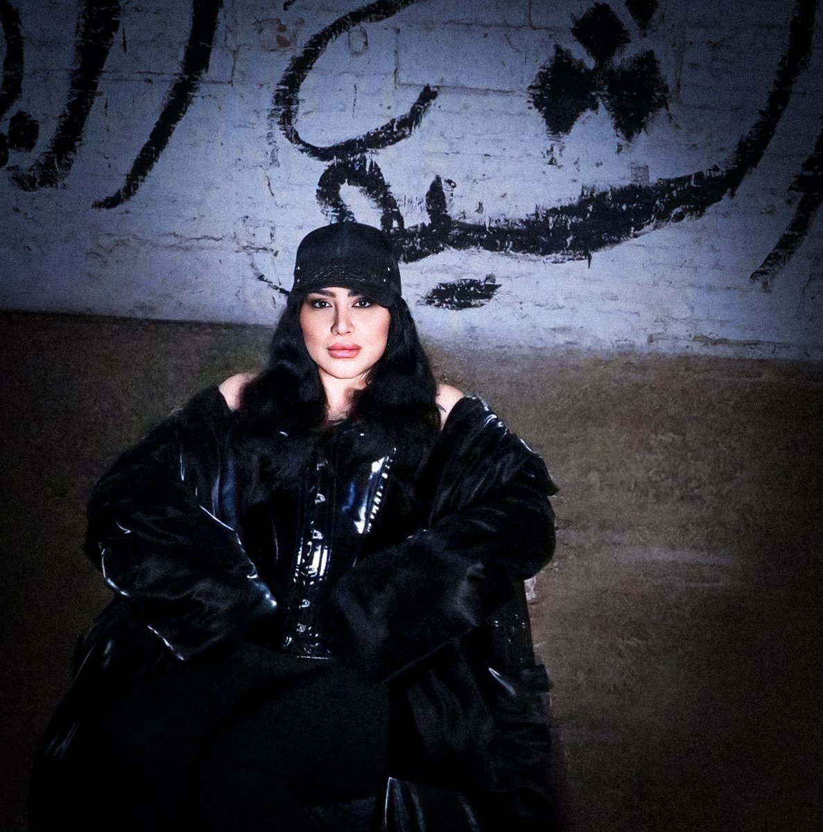 اللي تربت على العز، ما يوم ينحني راسها 🐎🖤

#سارة_فرح | #مهرة_عرب
#SarahFarah | #MohratArab