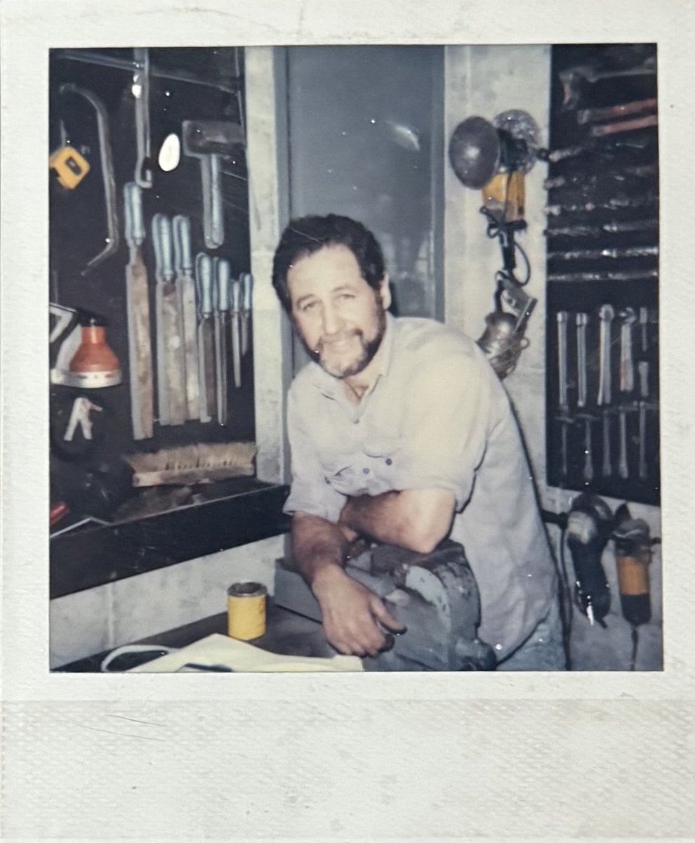 Feliz día a todos los trabajadores, los que trabajan para alguien y los que son sus propios jefes, a los que nunca tuvieron un trabajo en blanco pero no pierden la esperanza ni bajan los brazos, a los que viajan varias horas por día para llegar a sus laburos, a las mujeres que