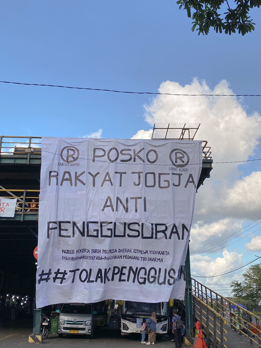 May Day dari kota darurat penggusuran, darurat sampah, darurat upah murah.