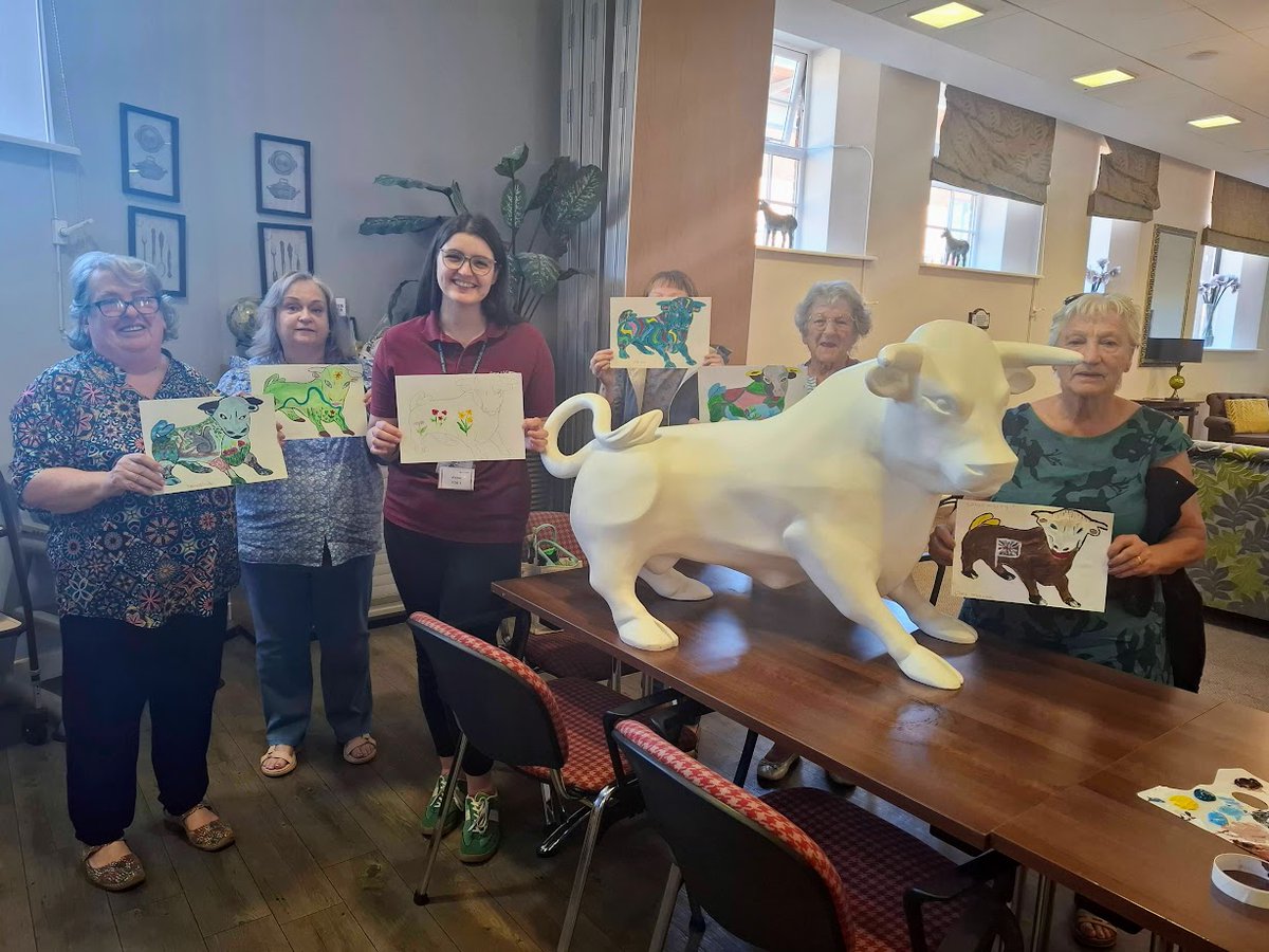 #bournville bull visited Bournville House yesterday and the resident-led art class had a great time. Find out more at bvtlightmoorvillage.org.uk/blog/2025/05/0…