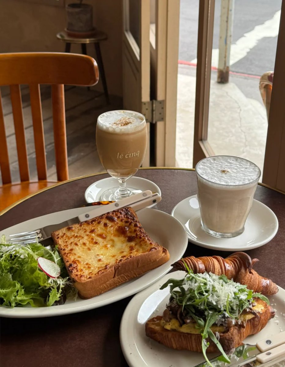 🍞🥐 この温かい食事をぜひ楽しんで！チーズトースト、キノコクロワッサン、そして香り高いコーヒー☕️✨特別なひとときをお見逃しなく。