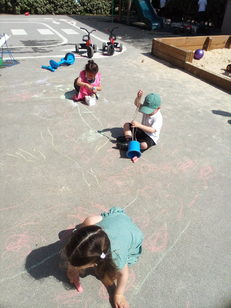 gcpfs1's tweet image. The children have enjoyed mark making with the chalks out in the sunshine today. @PrimaryGreat #gcpliteracy #gcpphysicaldevelopment