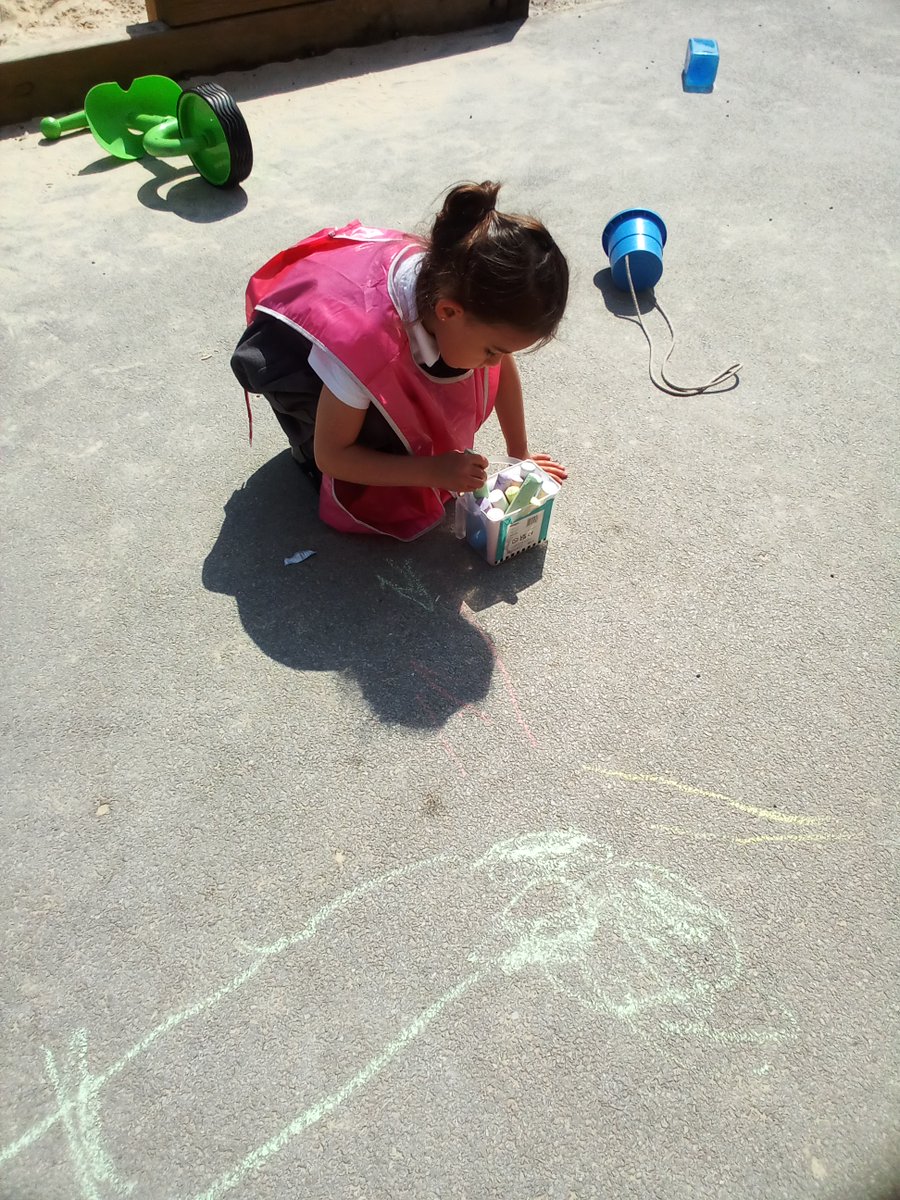 gcpfs1's tweet image. The children have enjoyed mark making with the chalks out in the sunshine today. @PrimaryGreat #gcpliteracy #gcpphysicaldevelopment