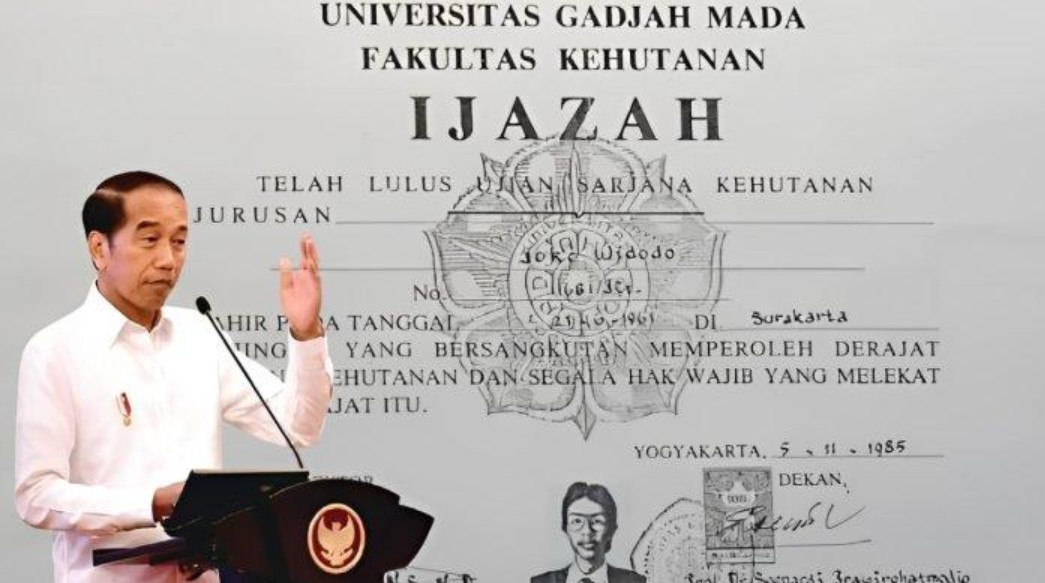 AdhieMassardi's tweet photo. ILMU PENGETAHUAN vs AROGANSI KEKUASAAN
Widodo sdg bawa mundur bangsa ini ke abad kegelapan Eropa, saat Galileo vs Arogansi Kekuasaan gegara temuan ilmiahnya. 
☆ Rismon ahli forensik digital &amp; Roy Suryo pakar telematika dipidanakan coz keilmuannya. Baca di https://t.co/X74b5DkiM5 https://t.co/xMZvLXRGt4