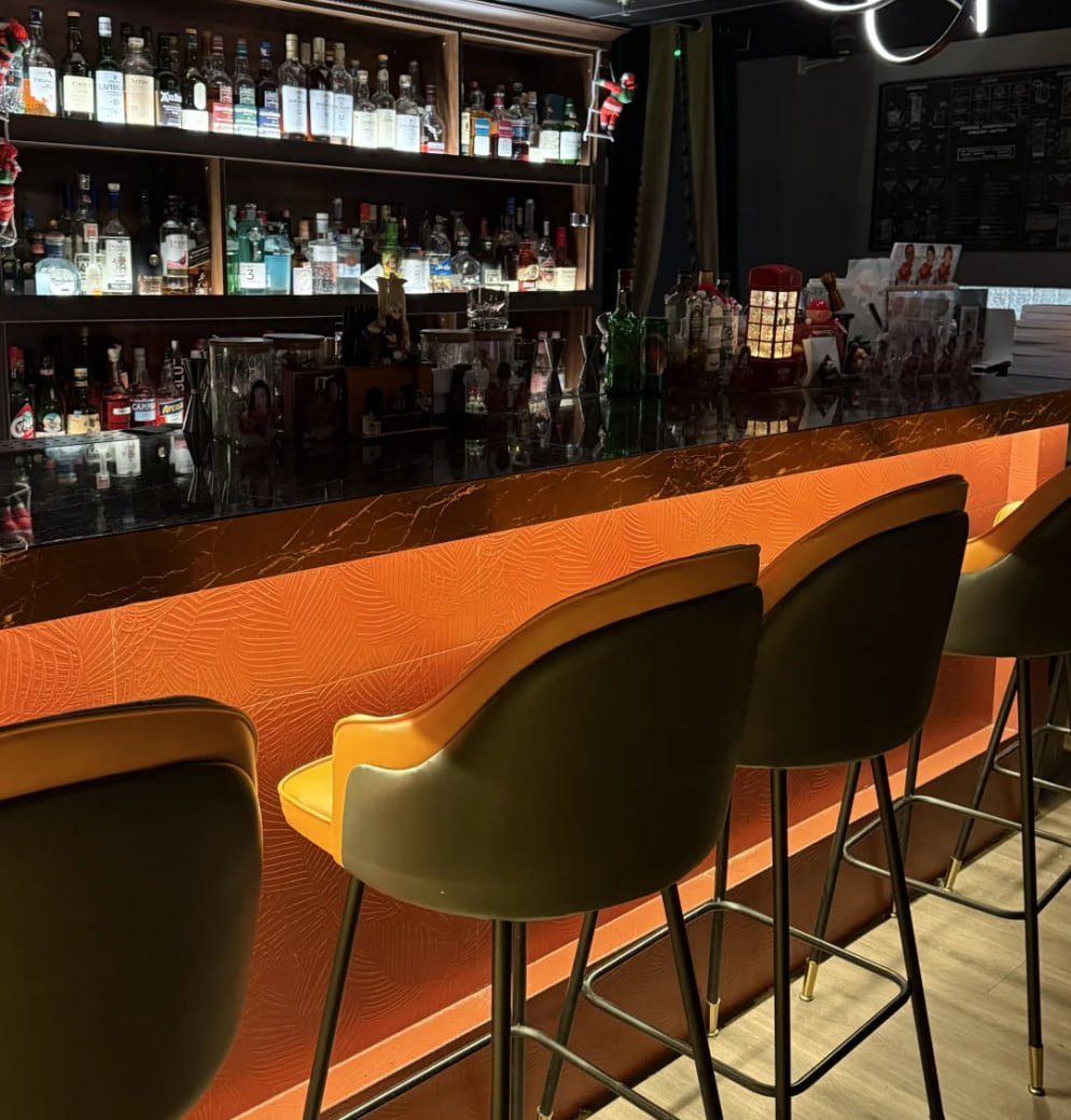 暖かいオレンジの光に包まれたバー🍹🎄。友達と乾杯して、楽しいクリスマスの夜を過ごそう✨🍸
