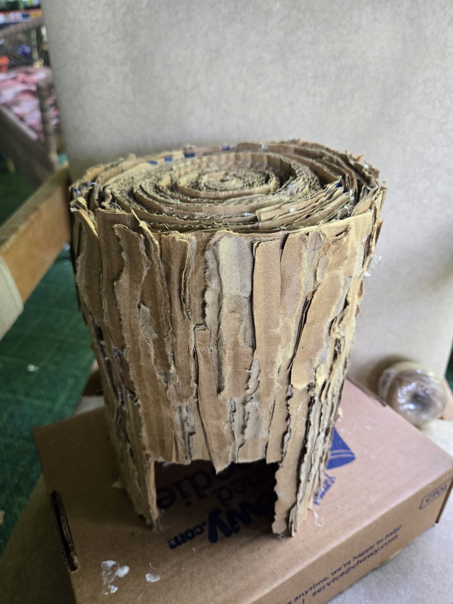I could wander out in my yard and pick up a tree stump, but it's not where near as therapeutic and fun as making one with cardboardstrips and hot glue. Work in progress. ❤️