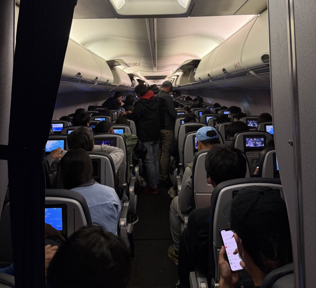 Америкын нэгдсэн улсын United Airlines компаны Улаанбаатар хот руу чиглэсэн анхны нислэг Чингис Хаан ОУ-ын онгоцны буудалд газардлаа.