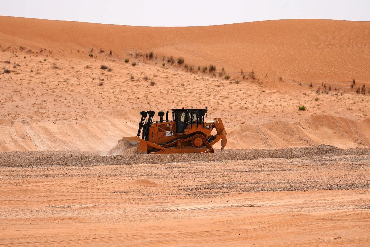 بخطى واثقة، نُقرّب المسافات ونبني مستقبلًا يجمعنا. 
كل يوم يحمل لنا تقدّمًا جديدًا على طريق ربط دولة الإمارات وسلطنة عُمان بشبكة حفيت للقطارات. 

#حفيت_للقطارات #نقرب_المسافات