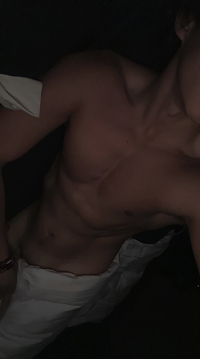 Lucag_esposito's tweet photo. RT if I should remove the blanket 😫 https://t.co/jCSeGYpFwf