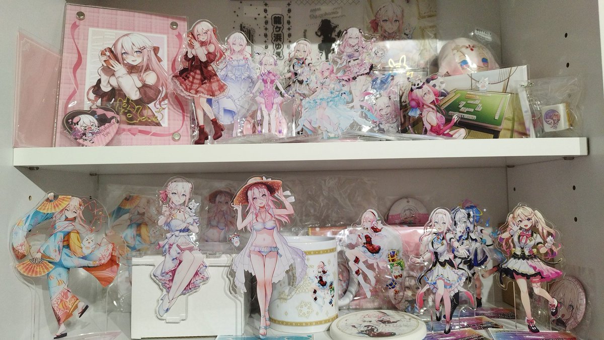 t_elnestia's tweet photo. PONえらのグッズを飾る棚を買って、あれやこれや悩みつつ下手くそながら並べ終わった！
ゅぇちゃ、なのね、ゆらち、ぬるぽ氏のグッズが全て収まりました☺️
合わせてタペストリーとゆらちのイベントでいただいたポスターも飾ったの！圧巻！！
#龍ヶ浜ゅぇ
#夢伽なのね
#餅付ぬるぽ
#幽々ゆら
#PONえら https://t.co/ss8i8Uem4y