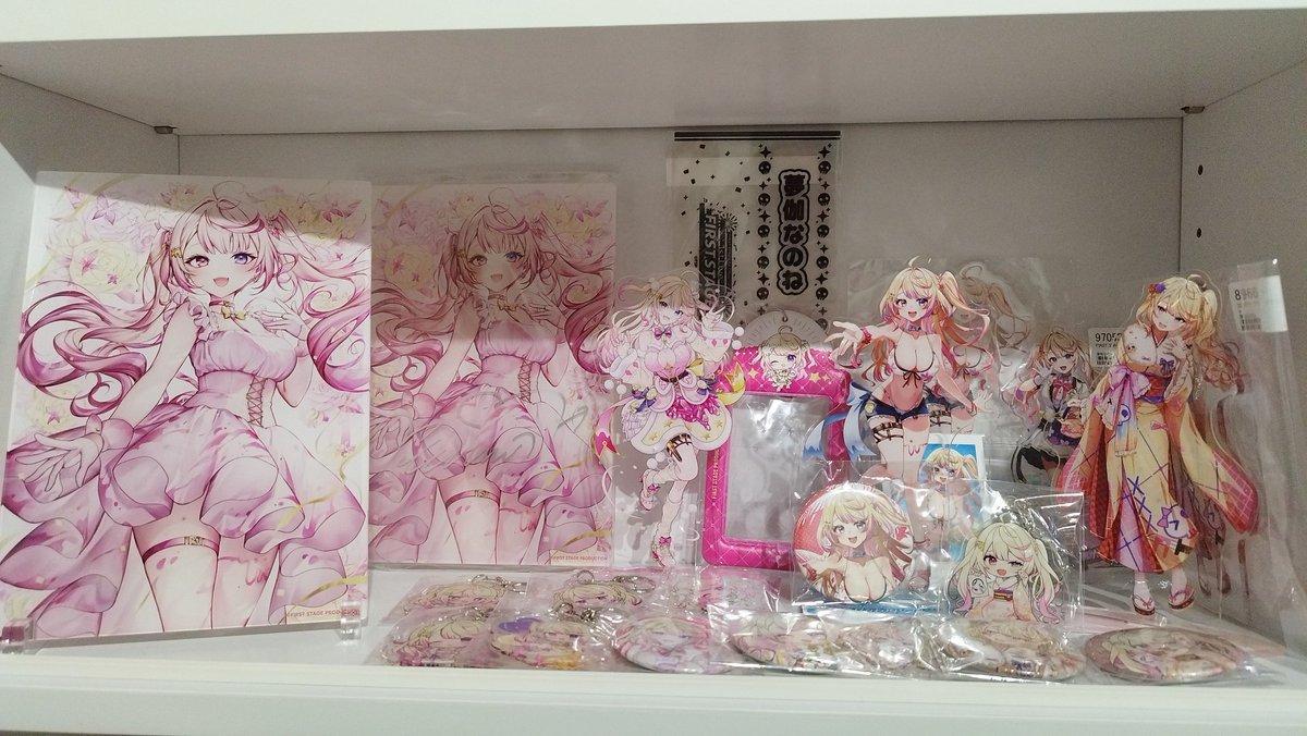 t_elnestia's tweet photo. PONえらのグッズを飾る棚を買って、あれやこれや悩みつつ下手くそながら並べ終わった！
ゅぇちゃ、なのね、ゆらち、ぬるぽ氏のグッズが全て収まりました☺️
合わせてタペストリーとゆらちのイベントでいただいたポスターも飾ったの！圧巻！！
#龍ヶ浜ゅぇ
#夢伽なのね
#餅付ぬるぽ
#幽々ゆら
#PONえら https://t.co/ss8i8Uem4y
