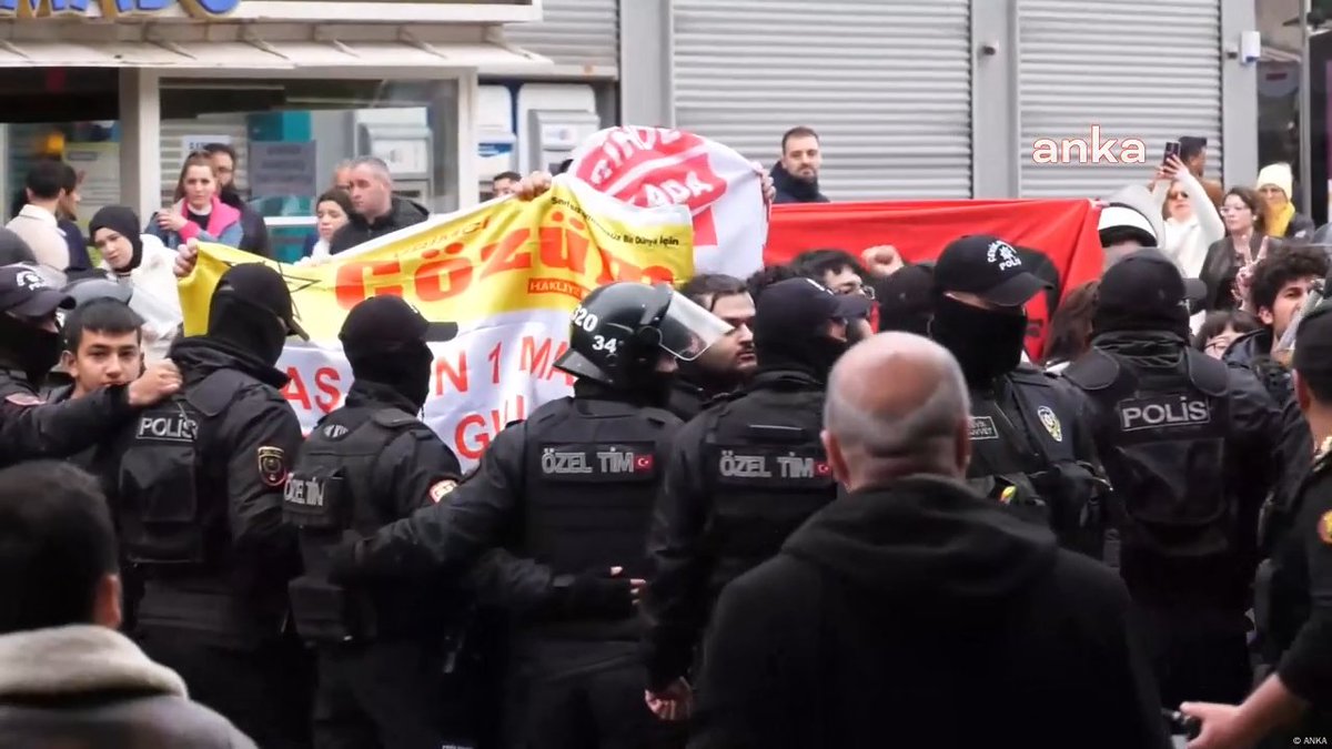 İstanbul'da sendikalar, meslek örgütleri ve siyasi partiler 1 Mayıs'ı olağanüstü önlemler altında kutluyor

Taksim'e yürümek isteyen gruplara polis müdahale etti: 400'den fazla kişi gözaltında

Polis görüntü almaya çalışan gazetecileri engellemeye çalıştı

dwturkce1.com/tr/i%CC%87stan…