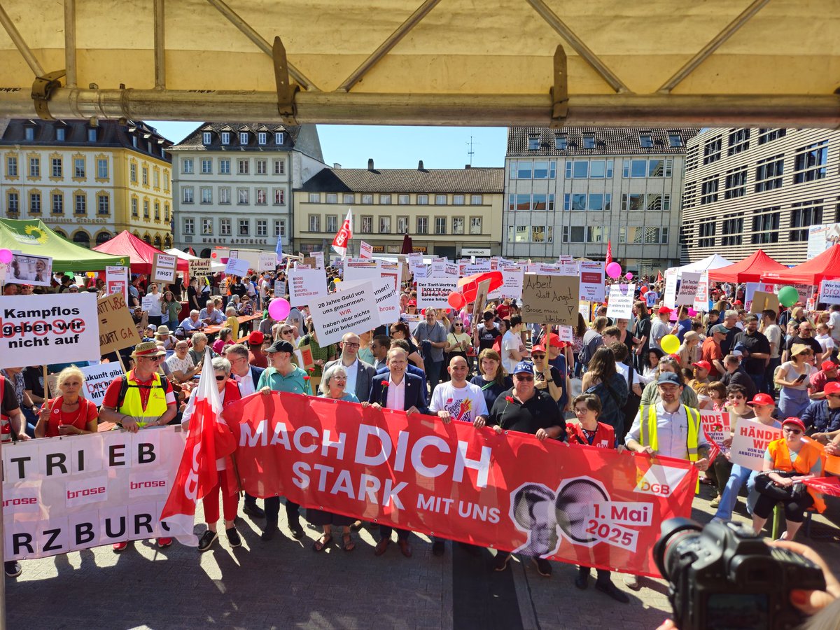 Mit rund 2.000 Kolleg*innen waren wir heute in Würzburg auf der Straße. Die Staatsregierung darf die Steilvorlagen im #Koalitionsvertrag nicht ignorieren. Wenn der Ministerpräsident in Berlin ein #Tariftreuegesetz unterschreibt, muss er auch in #Bayern liefern. #1Mai #StarkMitUns