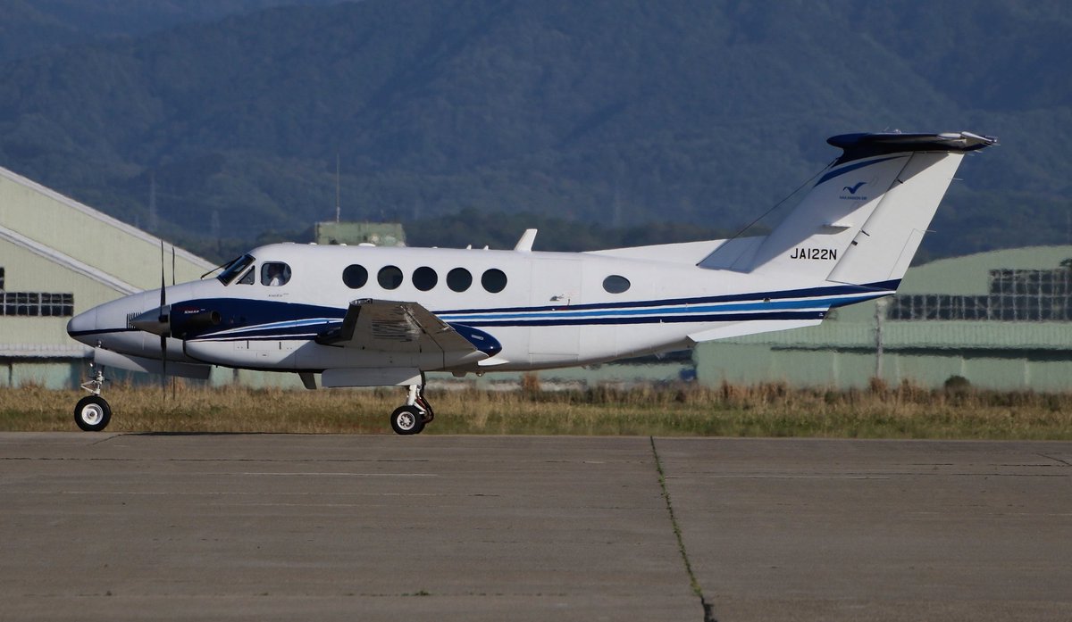 中日本航空のB200 (JA122N)が
小松空港に飛来