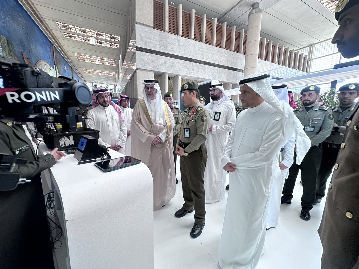 bin_shahran_'s tweet photo. سعدنا اليوم بزيارة سعادة مدير عام الجوازات لـ #مؤتمر_الاتصال_الرقمي في جامعة الملك عبدالعزيز، حيث ثمّن دور التقنية في تطوير خدمات القطاعات الأمنية وتعزيز التواصل مع الجمهور . https://t.co/LwbFBtv04o