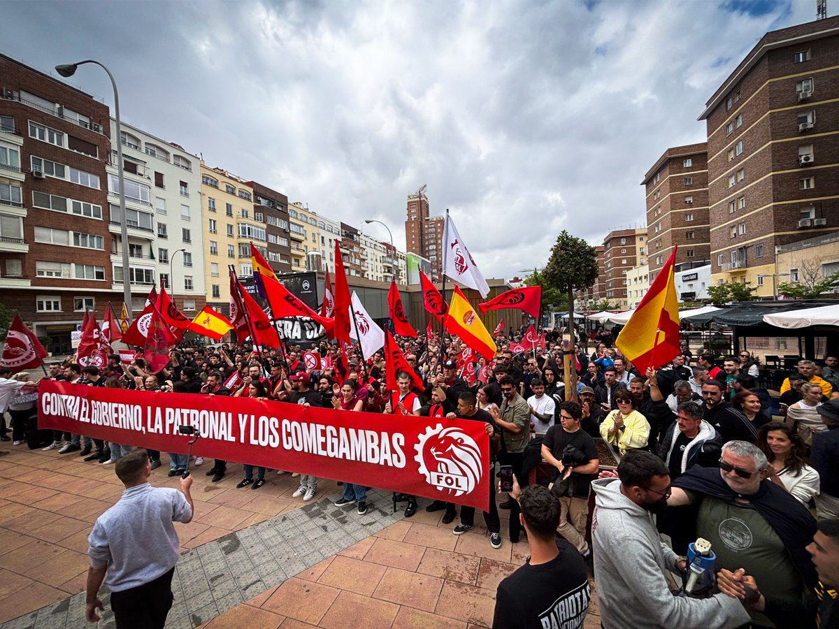 RobertoVaquero_'s tweet photo. Imágenes de la concentración de esta mañana frente a la sede de UGT. https://t.co/VnedEN85SK