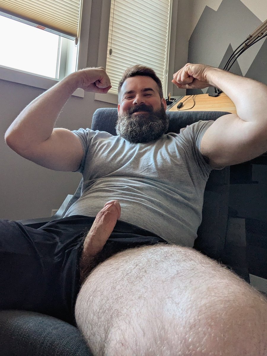 cobrando89's tweet photo. RT if you'd hang out between dad's legs 😈 https://t.co/mqBWmZk0fp