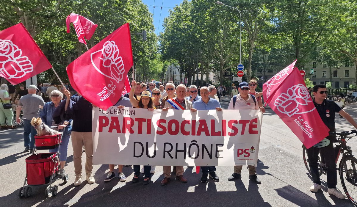 #1ermai des milliers de personnes étaient réunies pour le défilé de la fête des travailleurs. Les Socialistes étaient présents à  #Lyon et à  #villefranchesursaone, aux côtés des syndicats et autres partis de Gauche et de l'écologie.