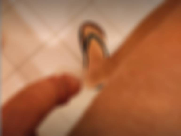 POV: sei Giacomo, esci dalla doccia, ti siedi e guardi in basso 🍆🩴

Seguici su OF: onlyfans.com/feetaly_onlyfa…