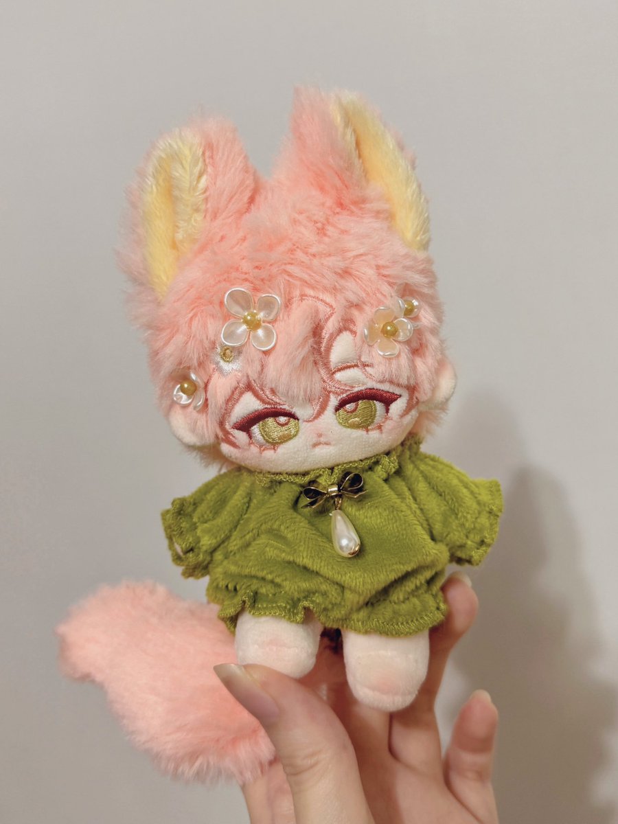 一隻越過了花叢的小狐狸💐