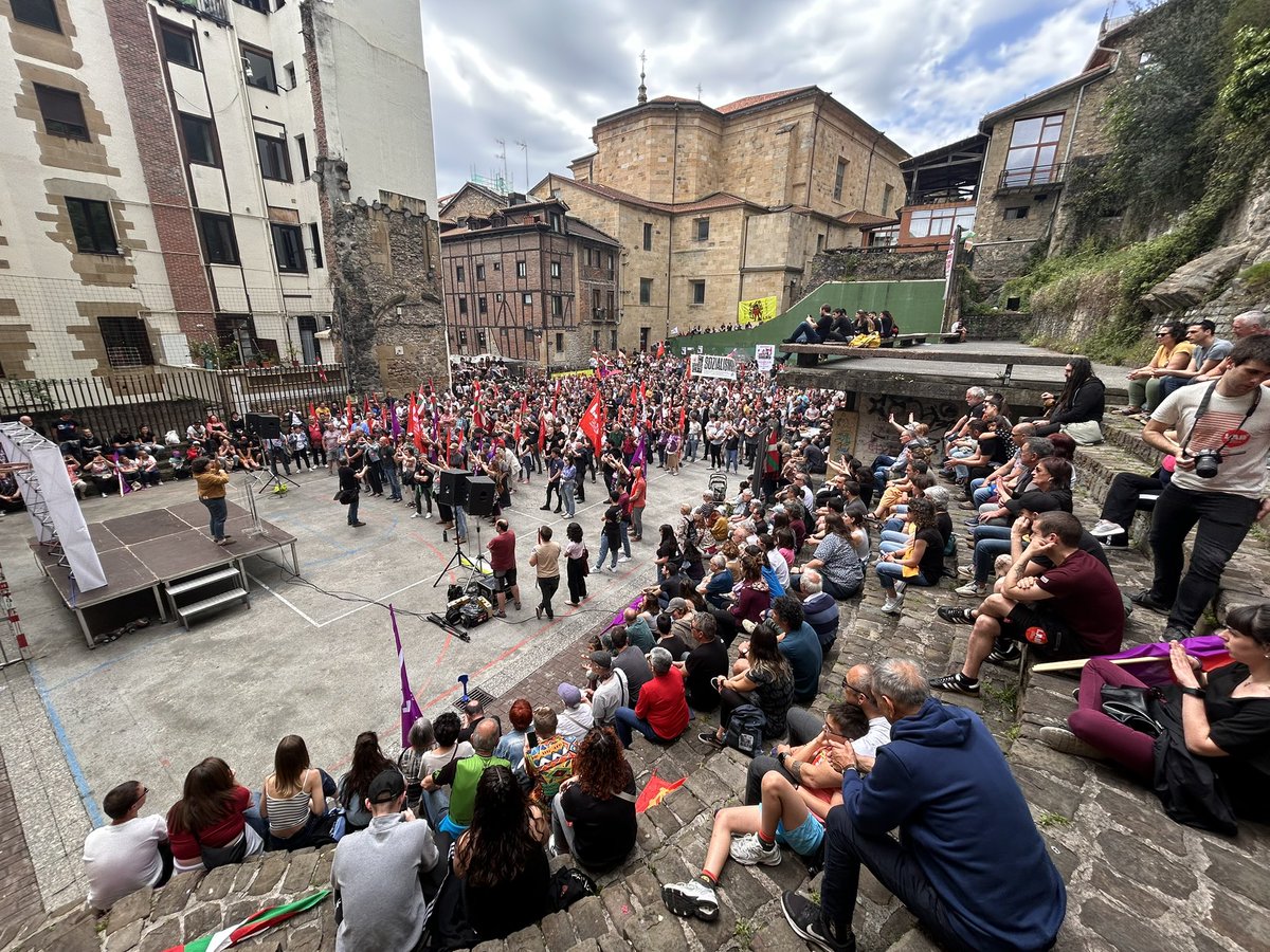 Maiatzaren Lehenean, kalera atera gara langileon eskubideak aldarrikatzera, gutxieneko soldatak eta pentsio duinak exigitzera.

Gora langileon borroka! ✊

#Zutunik