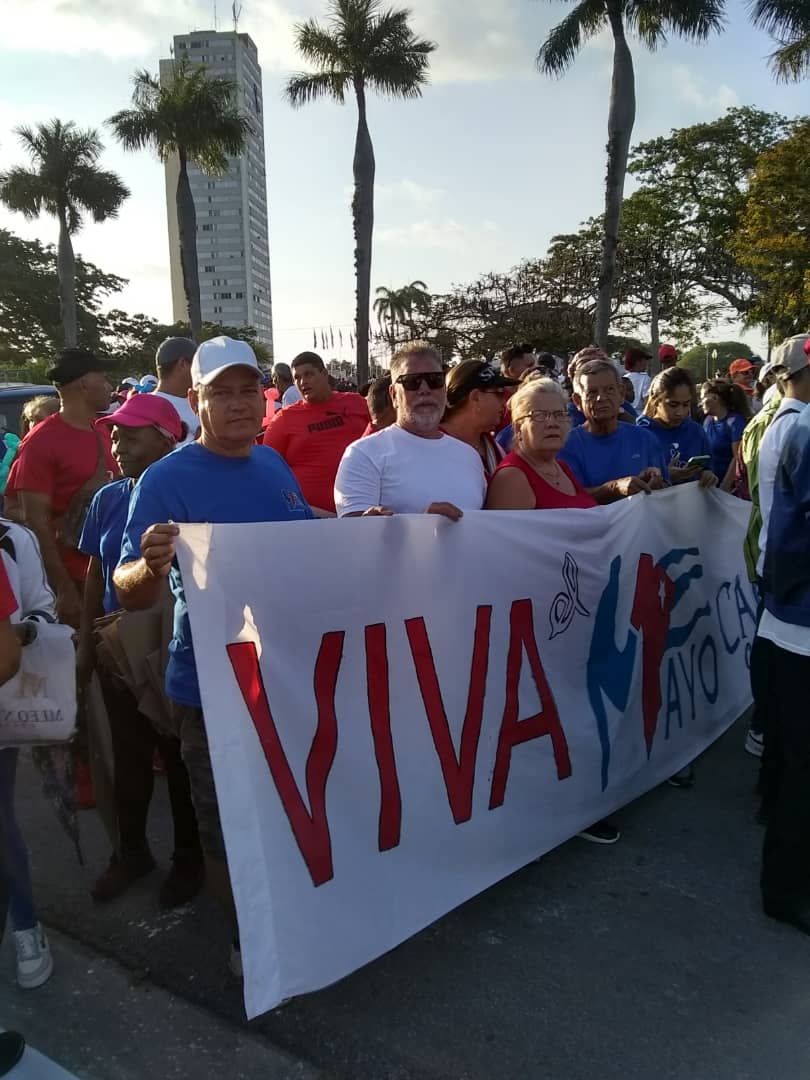 ECTBoga's tweet photo. 🇨🇺 ¡Confecciones Caonex marcha con el hilo de la patria!  
Este #1roDeMayo, llevamos en alto el orgullo de confeccionar la identidad cubana.  
🧵 Cada trabajador, una puntada en la bandera de Cuba.  
#ECTBoga #GEMPIL #JuntosPorCubaCreamos  #MINDUS https://t.co/n3Udmtyfpk