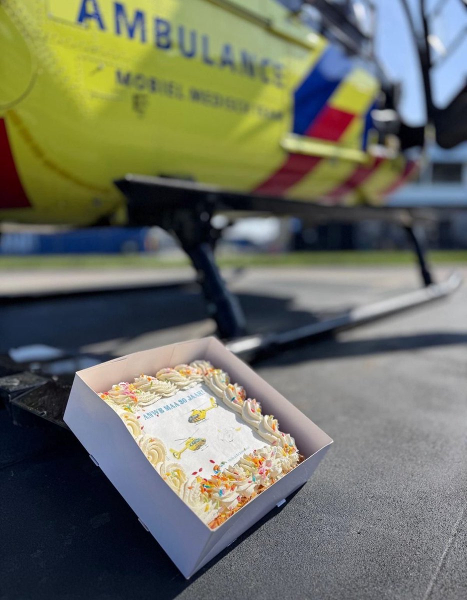 Vandaag bestaan het #MMT en ANWB Medical Air Assistance 30 jaar! 
Op 1 mei 1995 startte de <a href="/ANWB/">anwb</a> met het toenmalige VUmc het eerste Mobiel Medisch Team in Nederland. Dank voor de samenwerking aan alle andere hulpdiensten! <a href="/AmbulanceZorg/">Ambulancezorg NL</a> (foto: traumaheli-mmt.nl)