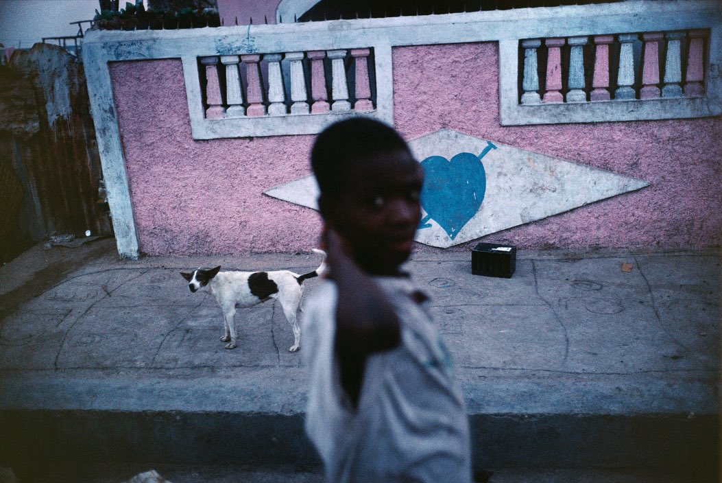 LaloBeria's tweet photo. Alex Webb – a street photographer whose shots, from America to Mexico, blur the line between reality and art.
#Alexwebb #streetphotography #photography #America https://t.co/UZvxdhKTcv