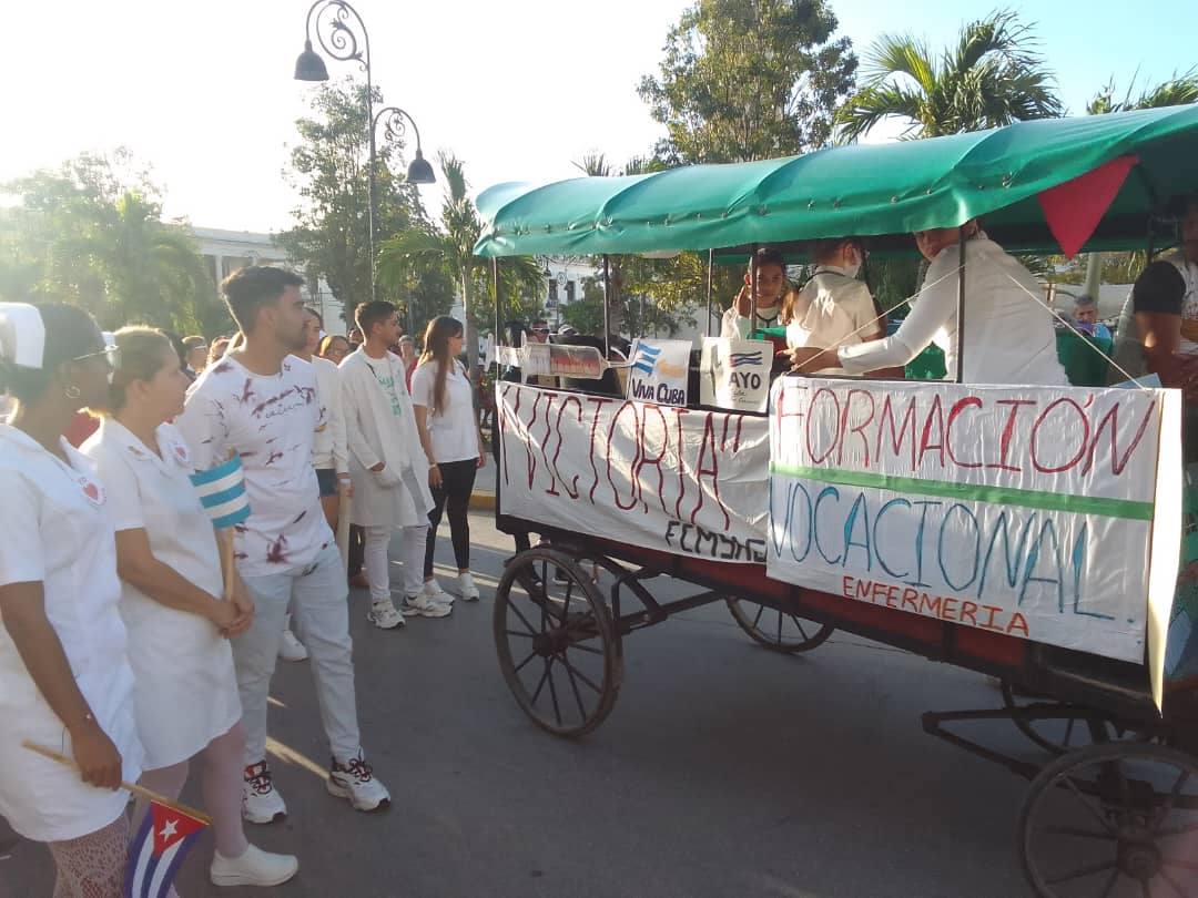 FCM_Sagua's tweet photo. Con múltiples iniciativas y el entusiasmo con el que asumen los retos, estudiantes y trabajadores de nuestra Facultad de Ciencias Médicas de Sagua la Grande desfilan este #1Mayo con la convicción de que #PorCubaJuntosCreamos.

#JuntosPorVillaClara @elsane671022 @Freire14864 https://t.co/XZ5Skl8UNC